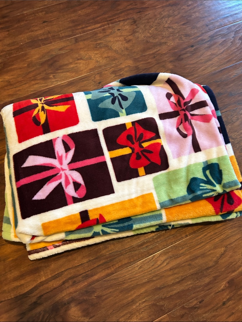 Vera Bradley Holiday Gift-Print Plush Throw Blanket Multi-Color